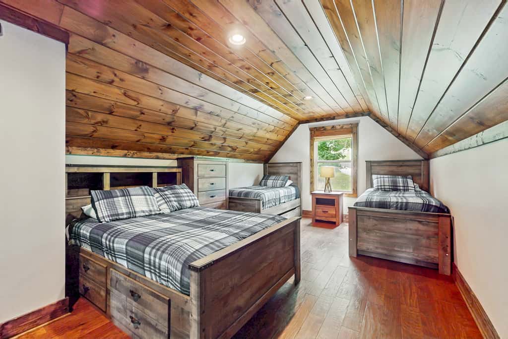 Lakefront Escape, Sleeps 10, Private Dock, Hot Tub