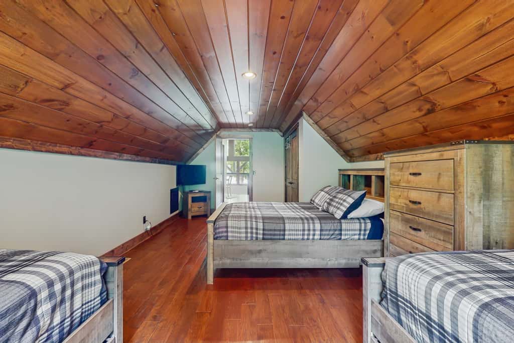 Lakefront Escape, Sleeps 10, Private Dock, Hot Tub