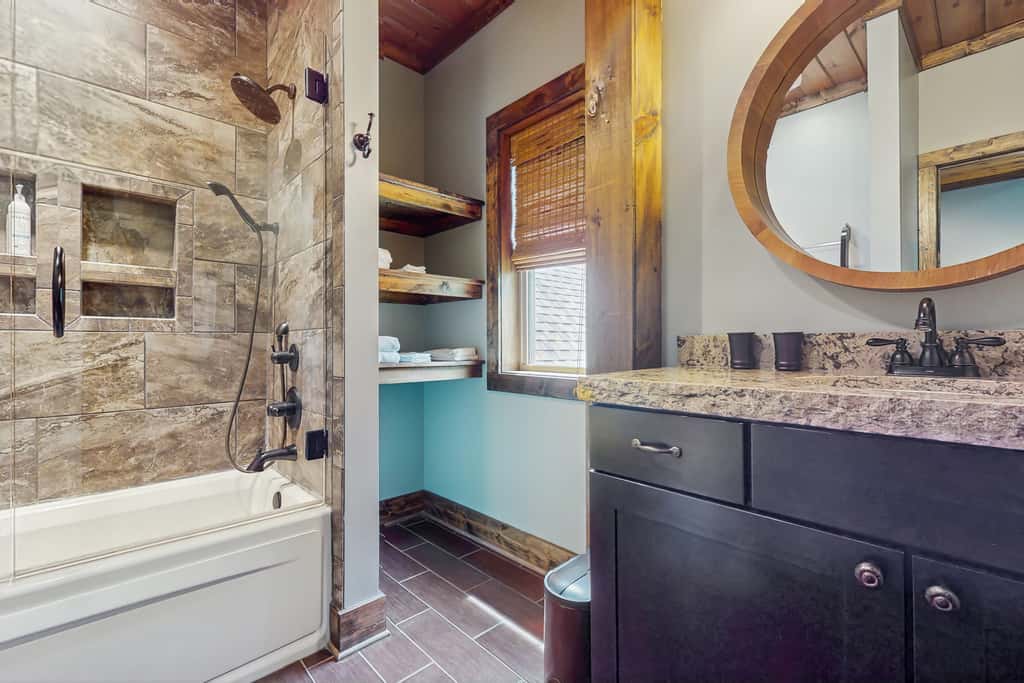 Lakefront Escape, Sleeps 10, Private Dock, Hot Tub