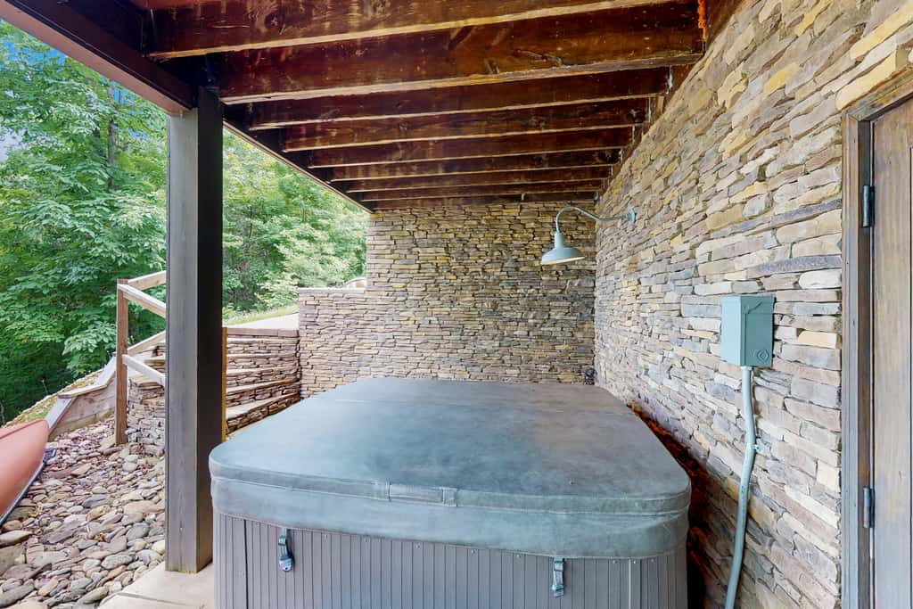 Lakefront Escape, Sleeps 10, Private Dock, Hot Tub