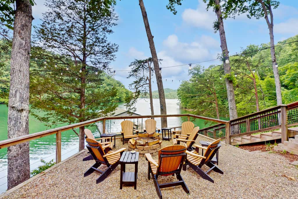 Lakefront Escape, Sleeps 10, Private Dock, Hot Tub