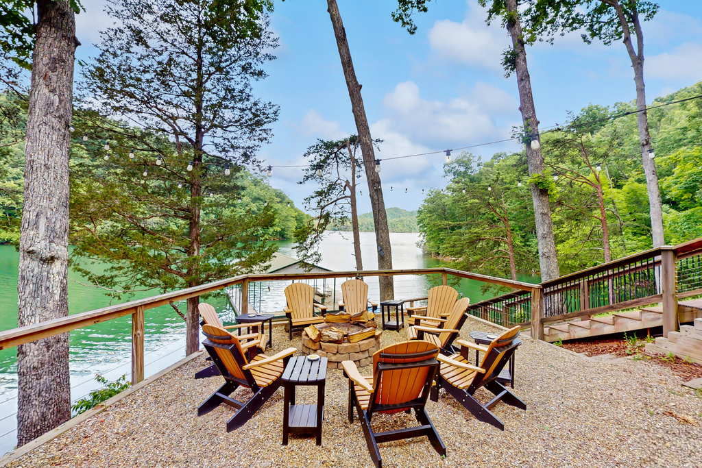 Lakefront Escape, Sleeps 10, Private Dock, Hot Tub