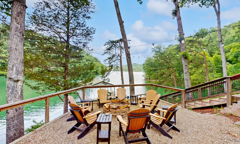 ๐๏ธ ๐ก๐ฒ๐ฑ'๐ ๐ก๐ผ๐ฟ๐ฟ๐ถ๐ ๐ก๐ผ๐ผ๐ธ
Escape to this lakefront vacation home in Maynardville, TN, perfect for families and groups. This contemporary retreat sleeps 10 and features private dock, hot tub, deep-water cove access, gourmet kitchen, screened porches, covered deck, marina access, RV/boat parking, and panoramic Clinch River views. Ideal for boating, kayaking, paddle boarding, swimming, and peaceful waterfront getaways.