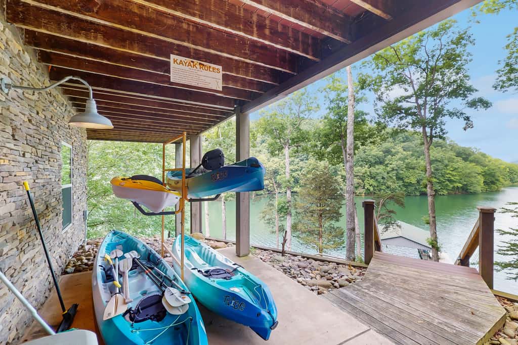 Lakefront Escape, Sleeps 10, Private Dock, Hot Tub