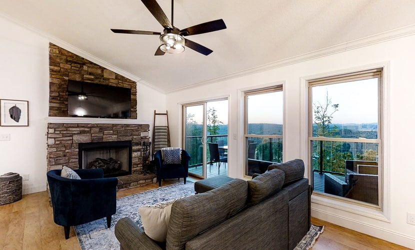 🏞️ 𝗣𝗮𝗻𝗼𝗿𝗮𝗺𝗶𝗰 𝗩𝗶𝗲𝘄
Experience breathtaking Lake Norris panoramic views from this spacious mountain retreat in Maynardville, TN. Perfect for families and groups, this lake getaway sleeps up to 12 and features a scenic outdoor deck, game room with pool table & foosball, vaulted ceilings, fireplace, and fast WiFi. Minutes from Norris Lake marinas, boating, fishing, jet ski rentals, and outdoor adventures.
