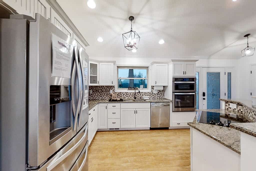 🏞️ 𝗣𝗮𝗻𝗼𝗿𝗮𝗺𝗶𝗰 𝗩𝗶𝗲𝘄
Experience breathtaking Lake Norris panoramic views from this spacious mountain retreat in Maynardville, TN. Perfect for families and groups, this lake getaway sleeps up to 12 and features a scenic outdoor deck, game room with pool table & foosball, vaulted ceilings, fireplace, and fast WiFi. Minutes from Norris Lake marinas, boating, fishing, jet ski rentals, and outdoor adventures.