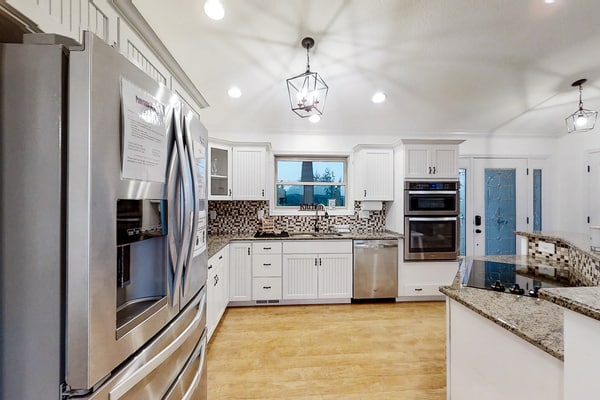 🏞️ 𝗣𝗮𝗻𝗼𝗿𝗮𝗺𝗶𝗰 𝗩𝗶𝗲𝘄
Experience breathtaking Lake Norris panoramic views from this spacious mountain retreat in Maynardville, TN. Perfect for families and groups, this lake getaway sleeps up to 12 and features a scenic outdoor deck, game room with pool table & foosball, vaulted ceilings, fireplace, and fast WiFi. Minutes from Norris Lake marinas, boating, fishing, jet ski rentals, and outdoor adventures.