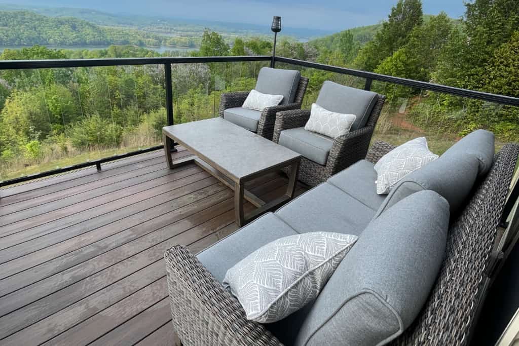 🏞️ 𝗣𝗮𝗻𝗼𝗿𝗮𝗺𝗶𝗰 𝗩𝗶𝗲𝘄
Experience breathtaking Lake Norris panoramic views from this spacious mountain retreat in Maynardville, TN. Perfect for families and groups, this lake getaway sleeps up to 12 and features a scenic outdoor deck, game room with pool table & foosball, vaulted ceilings, fireplace, and fast WiFi. Minutes from Norris Lake marinas, boating, fishing, jet ski rentals, and outdoor adventures.
