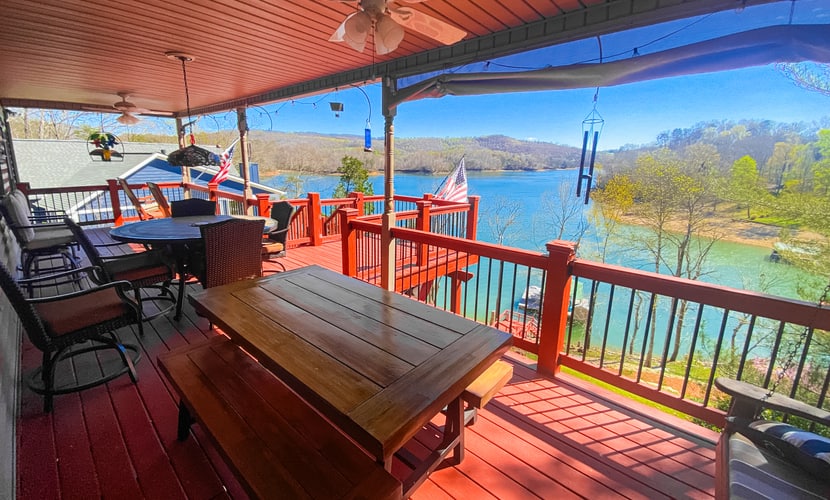 ๐๏ธ ๐๐ฒ๐ฎ๐ฟ๐๐น๐ฎ๐ป๐ฑ ๐๐ผ๐๐๐ฒ
Spacious lakefront home on Norris Lake, Tennessee, perfect for large groups. This 6-bedroom waterfront retreat sleeps 16 and features a private dock with 2 boat slips, kayaks, firepit, decks, and a 7-person hot tub with lake and mountain views. Enjoy fast fiber WiFi, streaming TVs, a fully stocked kitchen, and rec room. Minutes to marinas, dining, and Cumberland Gap hiking.