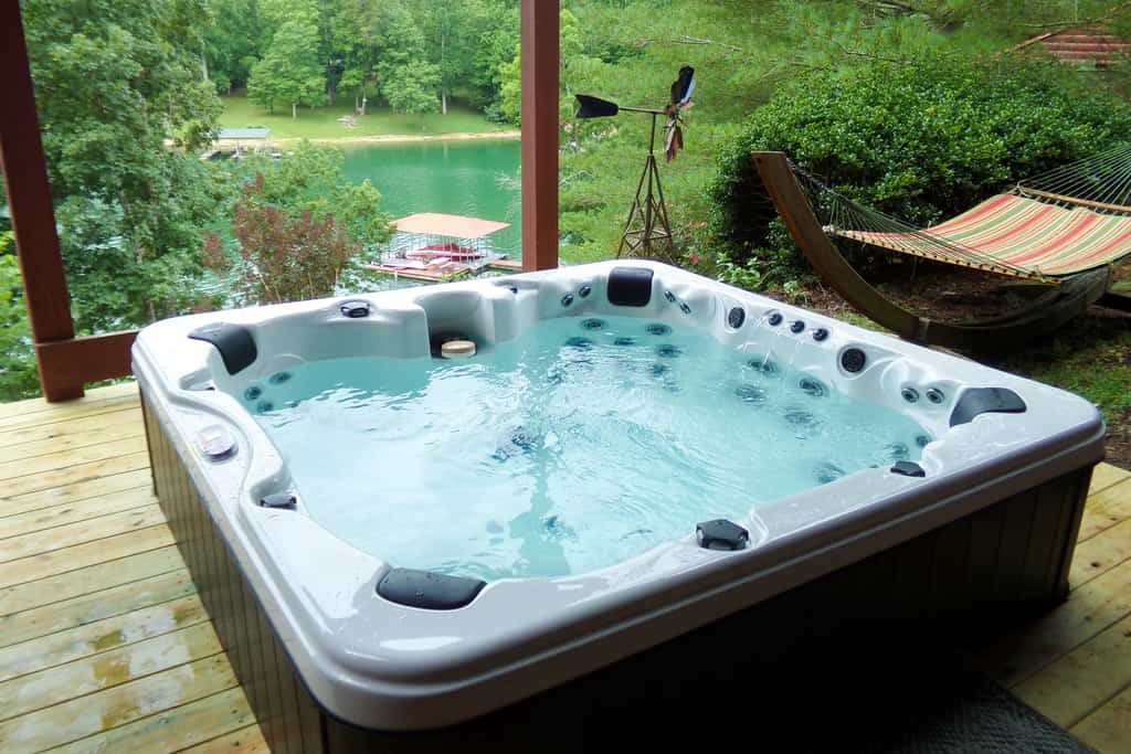 🏞️ 𝗛𝗲𝗮𝗿𝘁𝗹𝗮𝗻𝗱 𝗛𝗼𝘂𝘀𝗲
Spacious lakefront home on Norris Lake, Tennessee, perfect for large groups. This 6-bedroom waterfront retreat sleeps 16 and features a private dock with 2 boat slips, kayaks, firepit, decks, and a 7-person hot tub with lake and mountain views. Enjoy fast fiber WiFi, streaming TVs, a fully stocked kitchen, and rec room. Minutes to marinas, dining, and Cumberland Gap hiking.