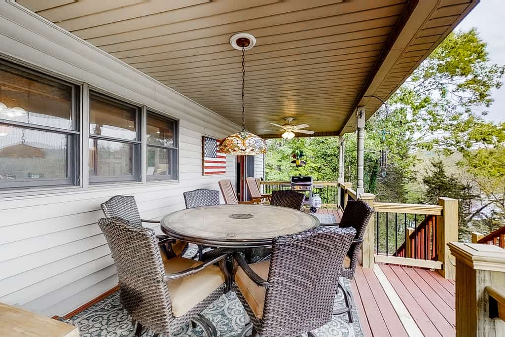 🏞️ 𝗛𝗲𝗮𝗿𝘁𝗹𝗮𝗻𝗱 𝗛𝗼𝘂𝘀𝗲
Spacious lakefront home on Norris Lake, Tennessee, perfect for large groups. This 6-bedroom waterfront retreat sleeps 16 and features a private dock with 2 boat slips, kayaks, firepit, decks, and a 7-person hot tub with lake and mountain views. Enjoy fast fiber WiFi, streaming TVs, a fully stocked kitchen, and rec room. Minutes to marinas, dining, and Cumberland Gap hiking.