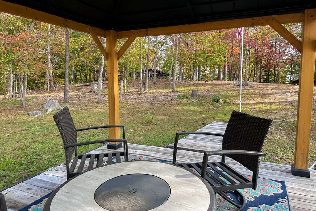 Our 3-bedroom, 2-bath lake house on Norris Lake blends rustic cabin charm with easy indoor-outdoor living.

・Private seasonal dock with boat slip
・Covered deck, firepit, grill, and smoker
・Open-concept living area with wood-burning fireplace
・Experience Norris Lake Shoreline, with Chuck Swan State Forest nearby
・25.2 miles to Big Ridge State Park
・19.9 miles to Cedar Creek Jumping Bridge

Bring your crew, settle in, and enjoy slow lake days, cozy nights, and a stay made for making memories.