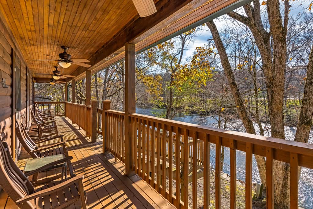 Townsend River Retreat・Lush Greenery・Grill