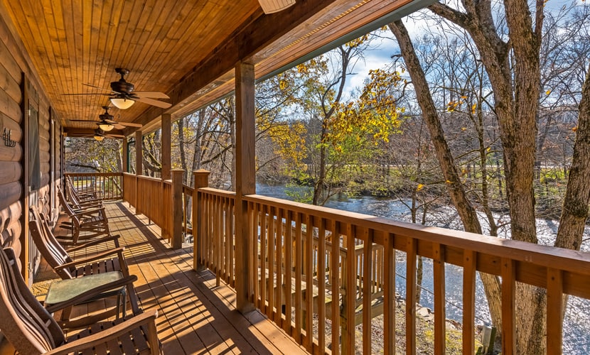 ๐๏ธ ๐ช๐ฎ๐๐ฒ๐ฟ๐ ๐๐ฑ๐ด๐ฒ ๐๐ฎ๐ฏ๐ถ๐ป
Escape to this riverfront cabin in Townsend, TN! With 137 ft of private Little River frontage, decks, and a cozy firepit, enjoy mornings with coffee by the water and evenings under the stars. Sleeps 10 with 3 bedrooms, full kitchen, gas fireplace, high-speed WiFi, and rustic charm. Minutes from Great Smoky Mountains, Pigeon Forge, Gatlinburg, shops, wineries, and trails, your perfect Smoky Mountain getaway awaits!