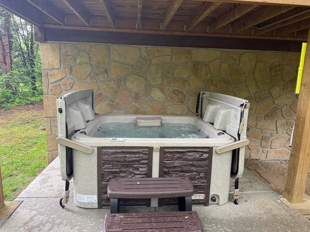 Townsend River Retreat・Lush Greenery・Grill