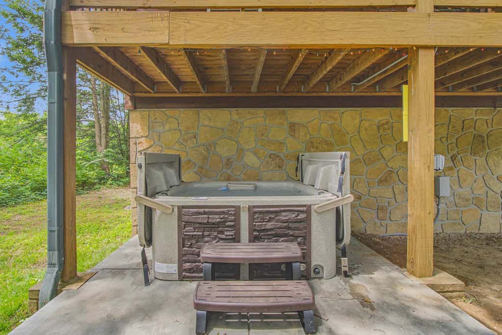 Townsend River Retreat・Lush Greenery・Grill