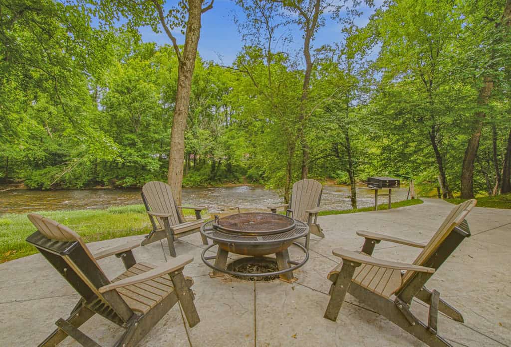 🏞️ 𝗪𝗮𝘁𝗲𝗿𝘀 𝗘𝗱𝗴𝗲 𝗖𝗮𝗯𝗶𝗻
Escape to this riverfront cabin in Townsend, TN! With 137 ft of private Little River frontage, decks, and a cozy firepit, enjoy mornings with coffee by the water and evenings under the stars. Sleeps 10 with 3 bedrooms, full kitchen, gas fireplace, high-speed WiFi, and rustic charm. Minutes from Great Smoky Mountains, Pigeon Forge, Gatlinburg, shops, wineries, and trails, your perfect Smoky Mountain getaway awaits!