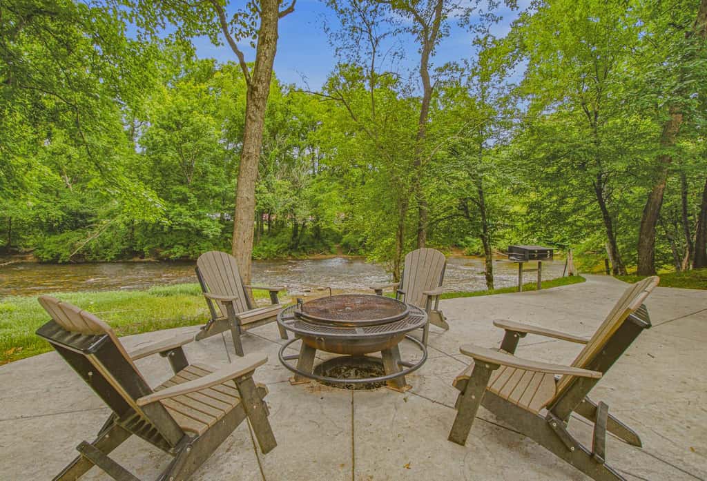 Townsend River Retreat・Lush Greenery・Grill