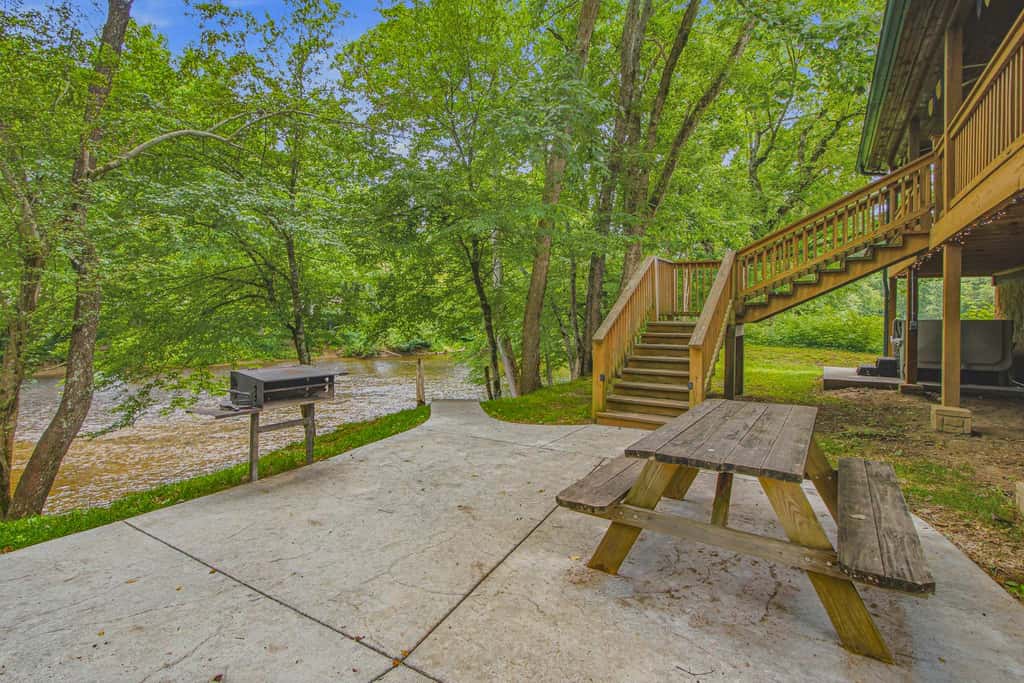 Townsend River Retreat・Lush Greenery・Grill
