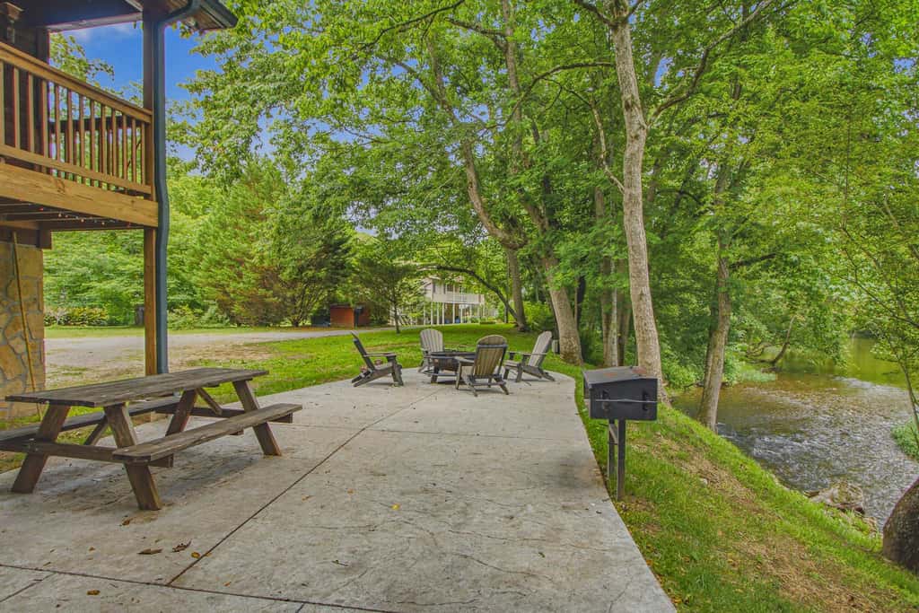 Townsend River Retreat・Lush Greenery・Grill