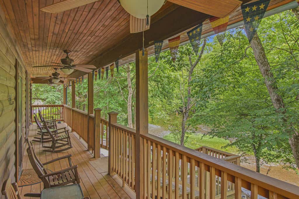 Townsend River Retreat・Lush Greenery・Grill