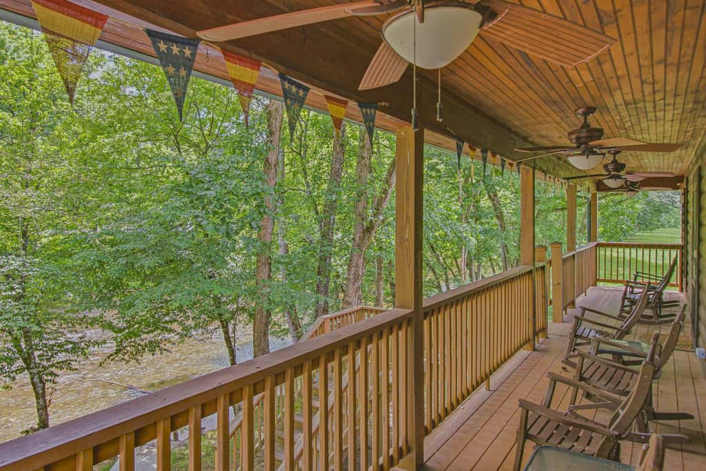 Townsend River Retreat・Lush Greenery・Grill