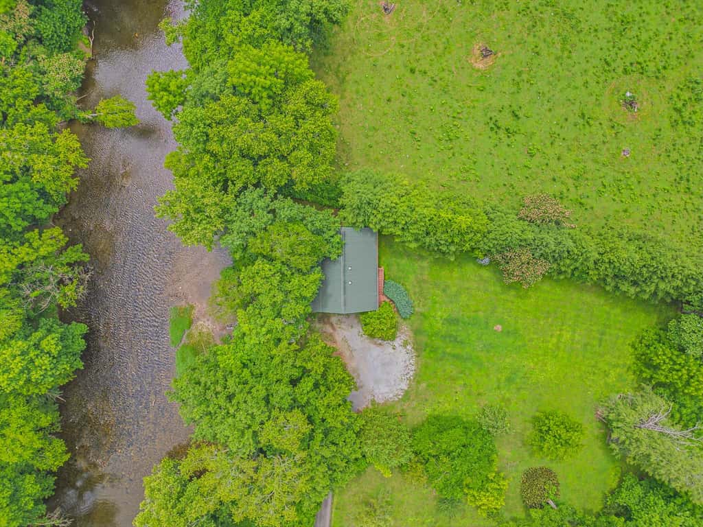 Townsend River Retreat・Lush Greenery・Grill