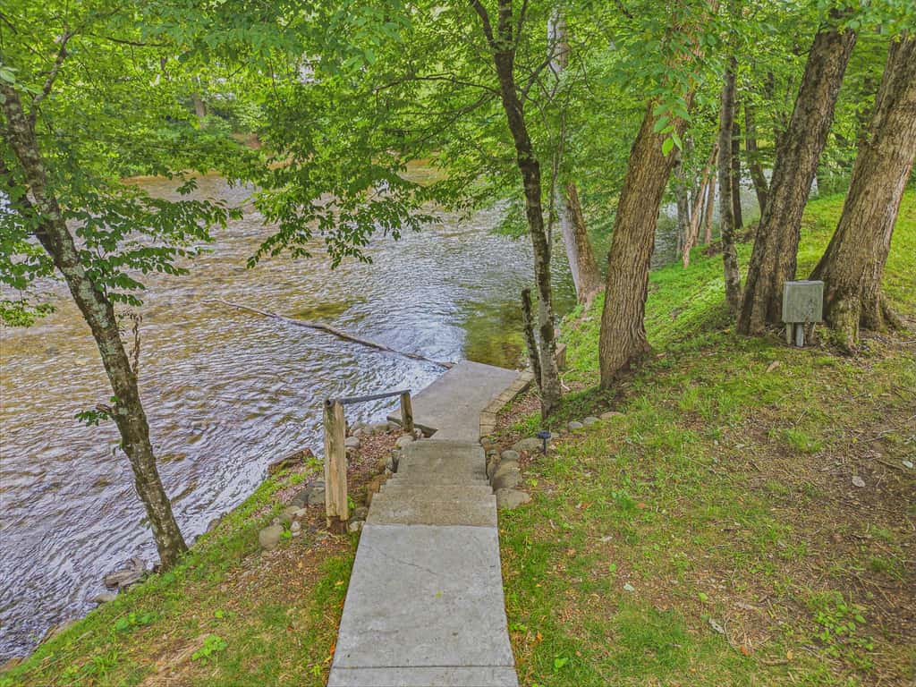 Townsend River Retreat・Lush Greenery・Grill