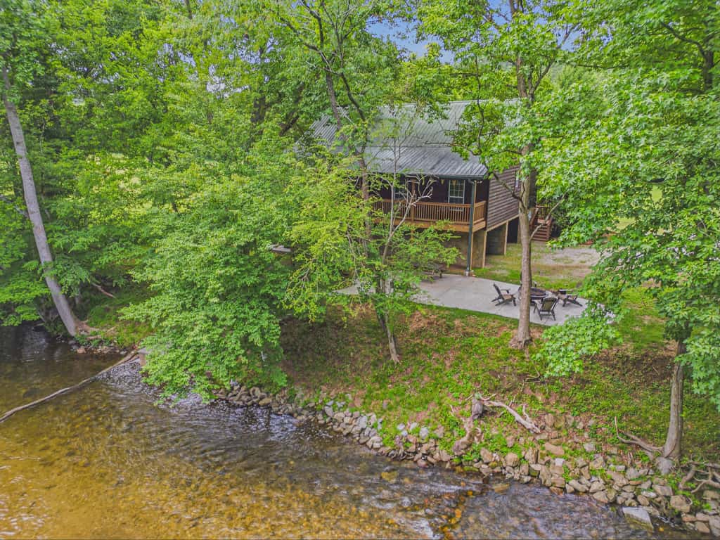 Townsend River Retreat・Lush Greenery・Grill