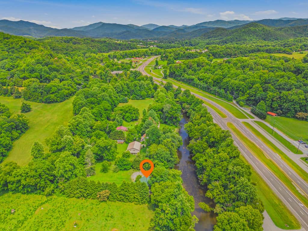 Townsend River Retreat・Lush Greenery・Grill