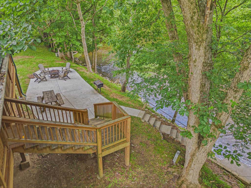 Townsend River Retreat・Lush Greenery・Grill