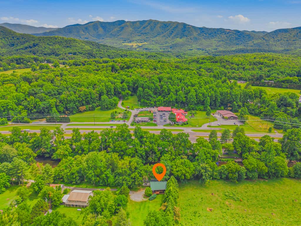 Townsend River Retreat・Lush Greenery・Grill