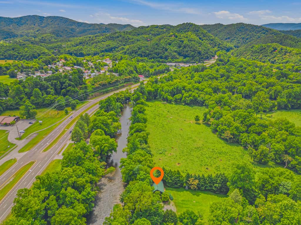 Townsend River Retreat・Lush Greenery・Grill
