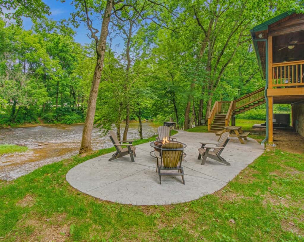 Townsend River Retreat・Lush Greenery・Grill