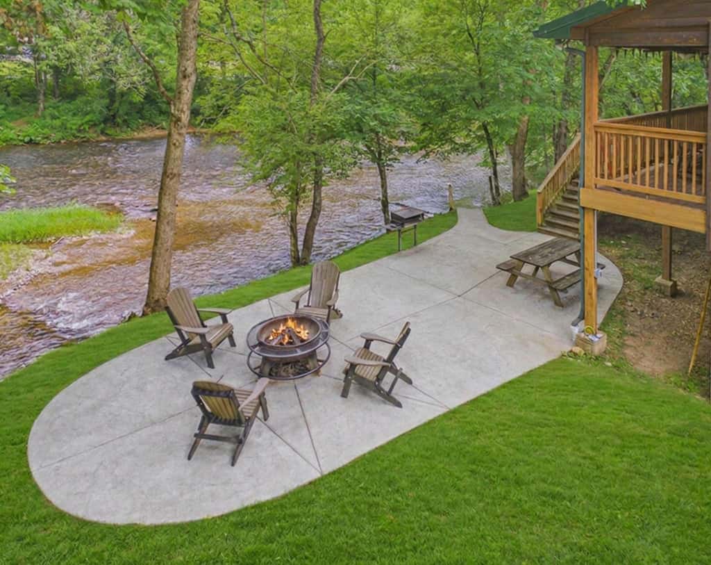 Townsend River Retreat・Lush Greenery・Grill