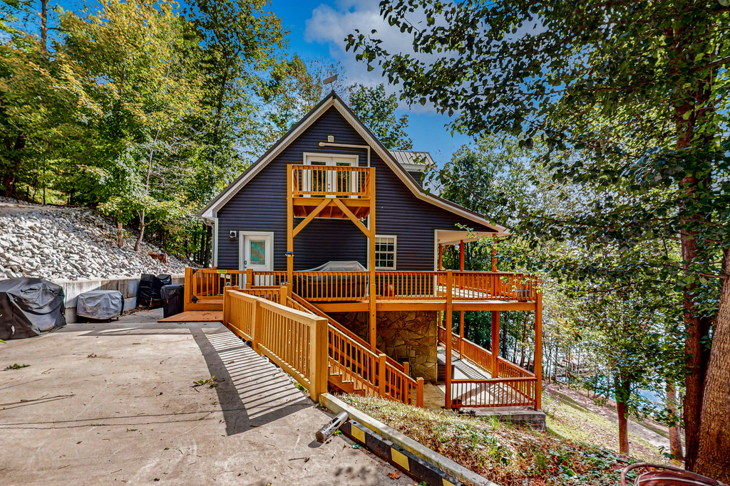 Lakefront Cabin, Sleeps 14・2 Level Dock・Sun Deck