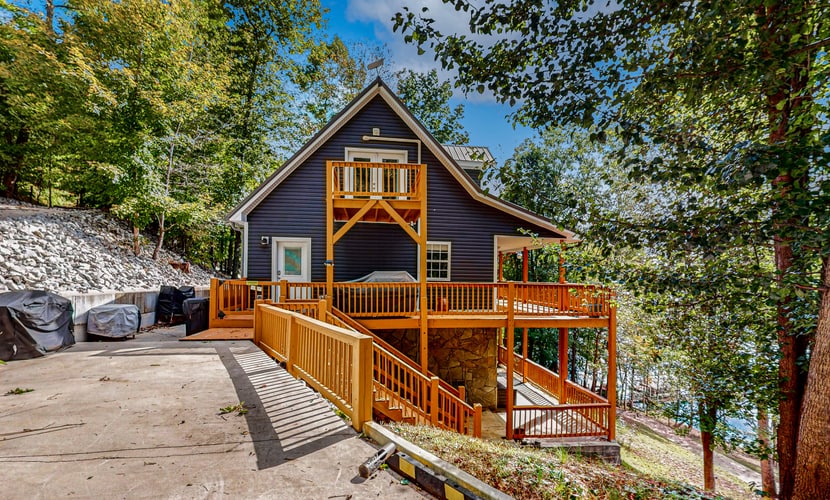 ๐๏ธ ๐ฅ๐ผ๐ฐ๐ธ ๐ง๐ต๐ฒ ๐๐ผ๐ฐ๐ธ
Spacious lakefront cabin on Norris Lake in LaFollette, TN, sleeping up to 14. Remodeled 3BR/3BA home in a quiet no-wake cove with deep water access, two-level dock, boat lifts, jet ski slips, sun deck, and private lake views. Features modern kitchen, multiple decks, game/movie room, central AC, and outdoor grilling. Perfect for family vacations, boating trips, and East Tennessee lake getaways.