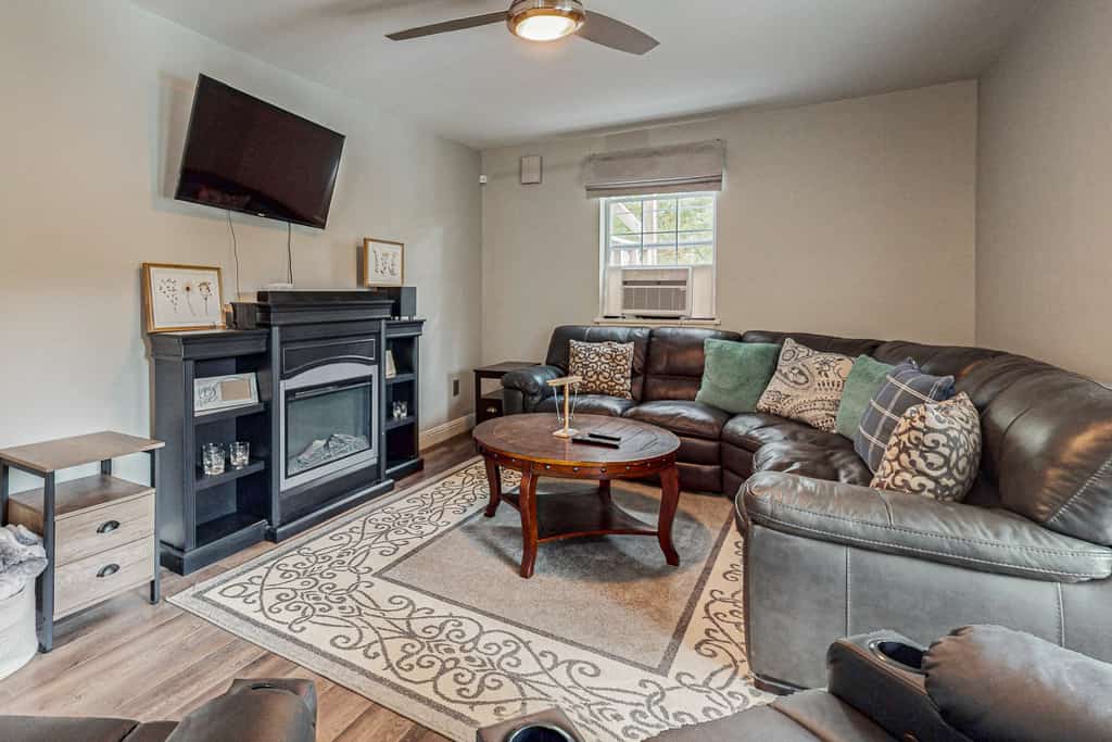 🏞️ 𝗥𝗼𝗰𝗸 𝗧𝗵𝗲 𝗗𝗼𝗰𝗸
Spacious lakefront cabin on Norris Lake in LaFollette, TN, sleeping up to 14. Remodeled 3BR/3BA home in a quiet no-wake cove with deep water access, two-level dock, boat lifts, jet ski slips, sun deck, and private lake views. Features modern kitchen, multiple decks, game/movie room, central AC, and outdoor grilling. Perfect for family vacations, boating trips, and East Tennessee lake getaways.