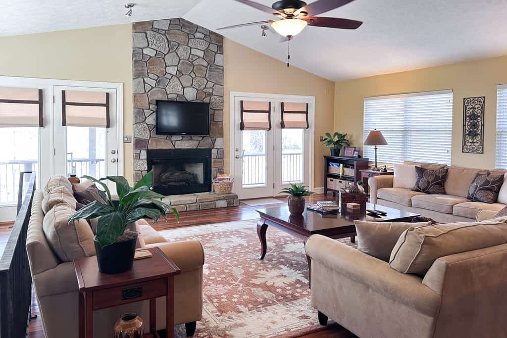 🏞️ 𝗦𝘂𝗻𝘀𝗲𝘁 𝗖𝗼𝘃𝗲 𝗮𝘁 𝗡𝗼𝗿𝗿𝗶𝘀 𝗟𝗮𝗸𝗲
Escape to a waterfront Norris Lake vacation rental in Maynardville, Tennessee, for up to 10 guests. Enjoy a seasonal private dock, on-site boat launch, boat trailer parking, kayaks, lake views, a firepit, and a gas grill. With a fully equipped kitchen, two levels of outdoor space, and family-friendly amenities, Sunset Cove is made for relaxing lake vacations.