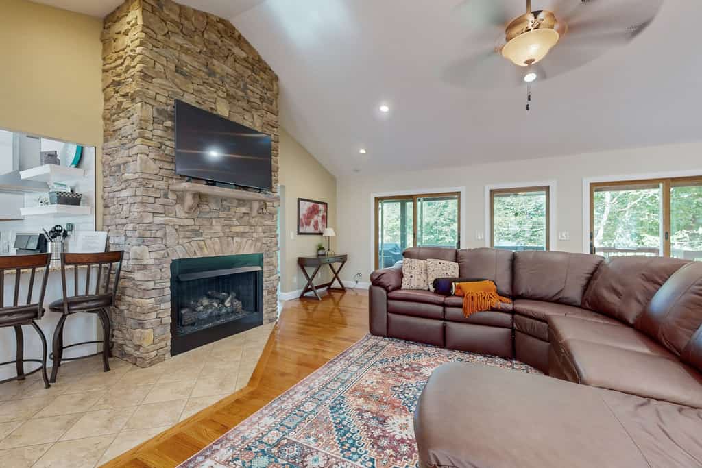 🏞️ 𝗛𝗮𝗽'𝘀 𝗦𝘄𝗲𝗲𝘁 𝗛𝗶𝗱𝗲𝗮𝘄𝗮𝘆
Lakefront cabin retreat in Maynardville, Tennessee with private seasonal dock, kayaks, fire pit, grill, and mountain views. This cozy lake house rental near Norris Lake sleeps 6 and features a gas fireplace, full kitchen, patio, and outdoor dining. Perfect for family vacations, fishing trips, kayaking, boating, and peaceful lake getaways. Ideal Tennessee vacation home near Knoxville for nature lovers and outdoor adventures.