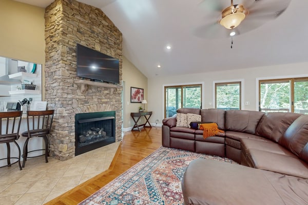 🏞️ 𝗛𝗮𝗽'𝘀 𝗦𝘄𝗲𝗲𝘁 𝗛𝗶𝗱𝗲𝗮𝘄𝗮𝘆
Lakefront cabin retreat in Maynardville, Tennessee with private seasonal dock, kayaks, fire pit, grill, and mountain views. This cozy lake house rental near Norris Lake sleeps 6 and features a gas fireplace, full kitchen, patio, and outdoor dining. Perfect for family vacations, fishing trips, kayaking, boating, and peaceful lake getaways. Ideal Tennessee vacation home near Knoxville for nature lovers and outdoor adventures.