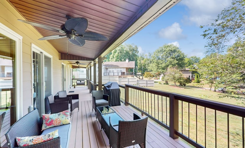 🏞️ 𝗛𝗮𝗽'𝘀 𝗦𝘄𝗲𝗲𝘁 𝗛𝗶𝗱𝗲𝗮𝘄𝗮𝘆
Lakefront cabin retreat in Maynardville, Tennessee with private seasonal dock, kayaks, fire pit, grill, and mountain views. This cozy lake house rental near Norris Lake sleeps 6 and features a gas fireplace, full kitchen, patio, and outdoor dining. Perfect for family vacations, fishing trips, kayaking, boating, and peaceful lake getaways. Ideal Tennessee vacation home near Knoxville for nature lovers and outdoor adventures.