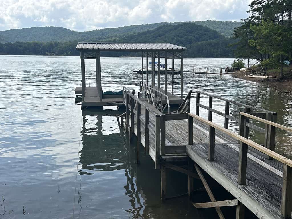 🏞️ 𝗛𝗮𝗽'𝘀 𝗦𝘄𝗲𝗲𝘁 𝗛𝗶𝗱𝗲𝗮𝘄𝗮𝘆
Lakefront cabin retreat in Maynardville, Tennessee with private seasonal dock, kayaks, fire pit, grill, and mountain views. This cozy lake house rental near Norris Lake sleeps 6 and features a gas fireplace, full kitchen, patio, and outdoor dining. Perfect for family vacations, fishing trips, kayaking, boating, and peaceful lake getaways. Ideal Tennessee vacation home near Knoxville for nature lovers and outdoor adventures.