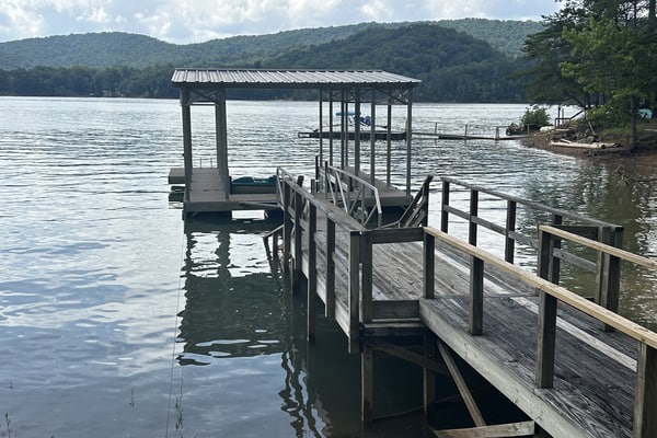 🏞️ 𝗛𝗮𝗽'𝘀 𝗦𝘄𝗲𝗲𝘁 𝗛𝗶𝗱𝗲𝗮𝘄𝗮𝘆
Lakefront cabin retreat in Maynardville, Tennessee with private seasonal dock, kayaks, fire pit, grill, and mountain views. This cozy lake house rental near Norris Lake sleeps 6 and features a gas fireplace, full kitchen, patio, and outdoor dining. Perfect for family vacations, fishing trips, kayaking, boating, and peaceful lake getaways. Ideal Tennessee vacation home near Knoxville for nature lovers and outdoor adventures.