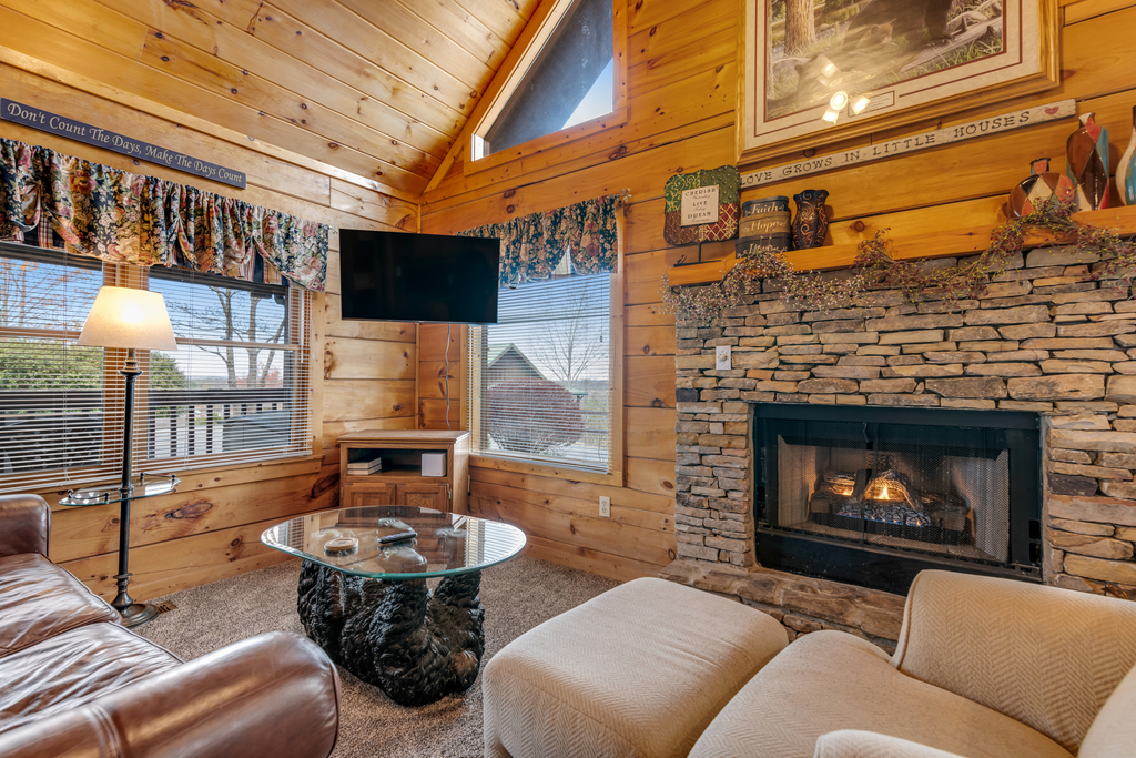 Serene Cabin・07 mi. from Pigeon Forge・Hot Tub・Pool