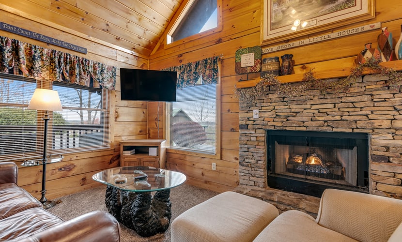 Welcome to our 1-bedroom, 1-bath cabin, a cozy Smoky Mountain hideaway with a stone fireplace, private hot tub, and screened patio.
・Private hot tub on the covered screened patio
・Stone gas fireplace, cable flatscreen TV, and comfy seating
・King bed plus a well-equipped kitchen with dishwasher
・Close to Pigeon Forge attractions, restaurants, and shopping
Relax, recharge, and make this cabin your home base for a memorable mountain escape.