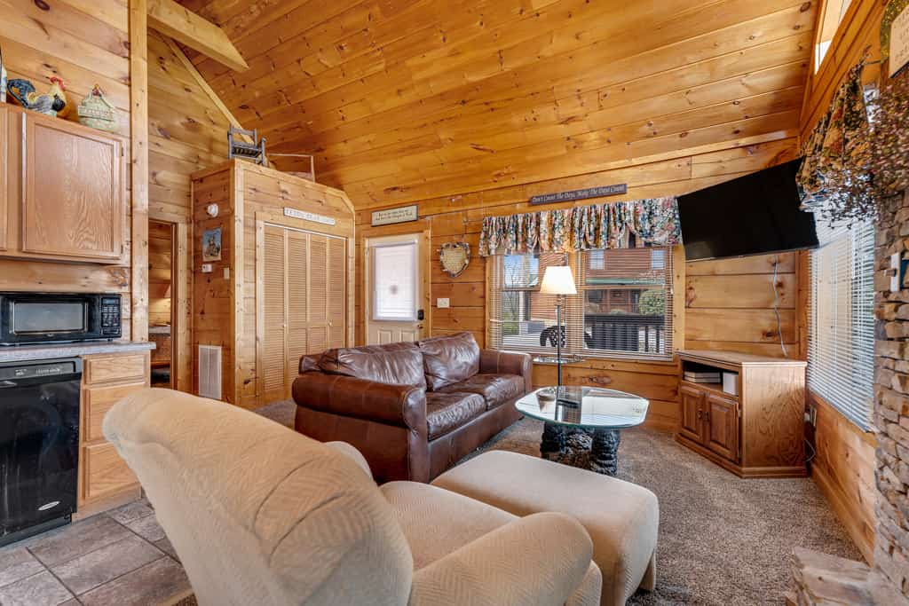 Welcome to our 1-bedroom, 1-bath cabin, a cozy Smoky Mountain hideaway with a stone fireplace, private hot tub, and screened patio.

・Private hot tub on the covered screened patio
・Stone gas fireplace, cable flatscreen TV, and comfy seating
・King bed plus a well-equipped kitchen with dishwasher
・Close to Pigeon Forge attractions, restaurants, and shopping

Relax, recharge, and make this cabin your home base for a memorable mountain escape.