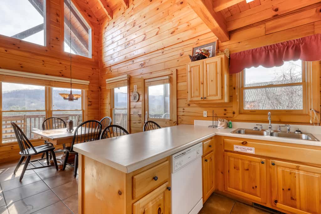 Welcoming Cabin, Sleep 4・Hot Tub・Pool・Amazing View