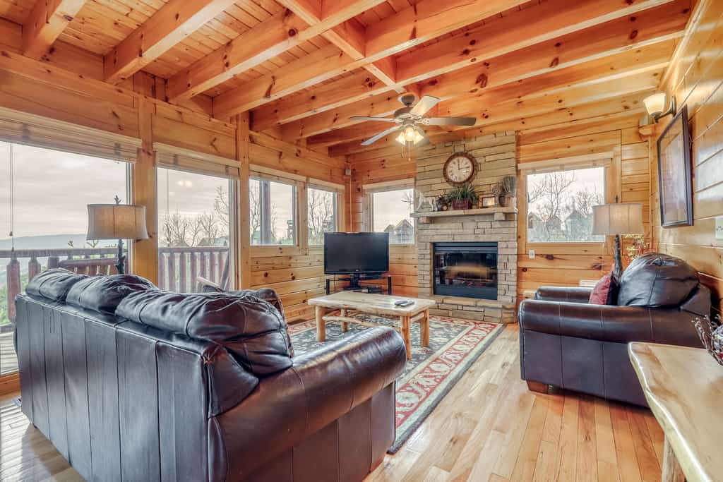 2 Story Homey Cabin, Sleeps 6・Hot Tub・Shared Pool