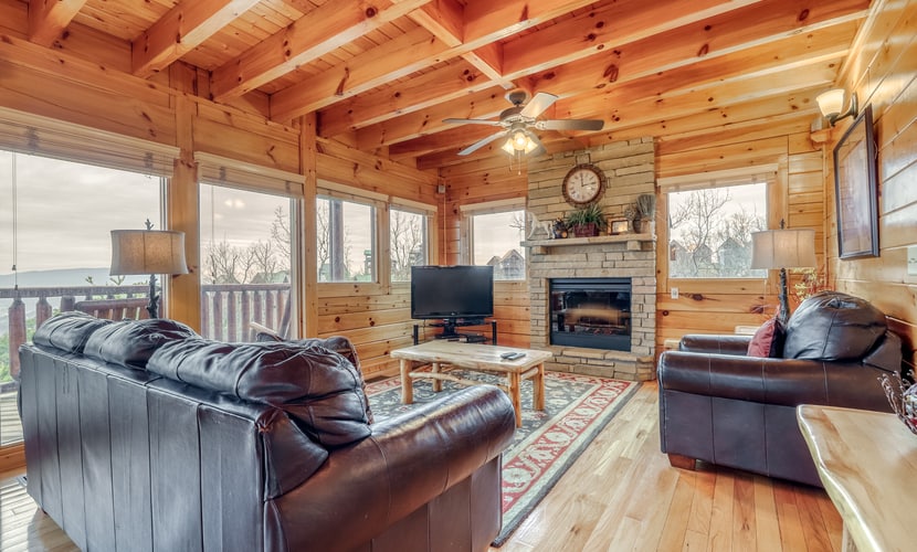 Welcome to our 1 bedroom, 2 bathroom log cabin retreat with panoramic mountain views and a private deck hot tub.
・Private hot tub on the deck
・Pool table, air hockey, and board games
・Wood-burning fireplace and leather seating
・4.5 miles from Downtown Pigeon Forge and 4.6 miles from The Island and outlet shopping
Relax, play, and settle in for an easy mountain escape, book Sweet Surrender and enjoy the cabin comforts at Starr Crest Resort.